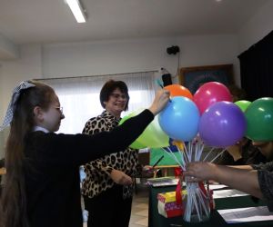 Na zdjęciu widoczne jest dziecko przebijające balon.