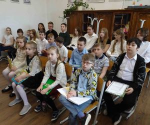 Uczestnicy konkursu siedzą na widowni