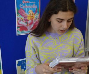 Uczennica klasy szóstej podczas czytania tekstu konkursowego