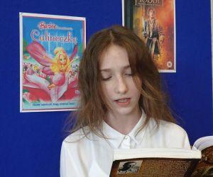 Uczennica klasy siódmej podczas czytania tekstu konkursowego