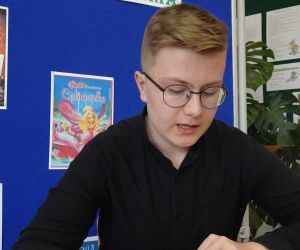 Uczeń klasy ósmej podczas czytania tekstu konkursowego