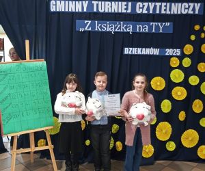 Nasza drużyna z nagrodami w dłoniach na tle dekoracji