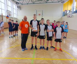 Nasza drużyna szkolna z sędzią