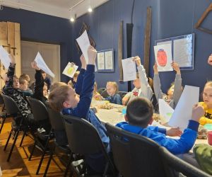 Uczniowie prezentują swoje prace