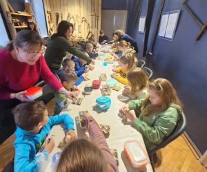 Dzieci ozdabiają pisanki