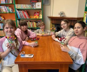 Na zdjęciu widać dziewczynki prezentujące wykonane przez siebie kwiaty.