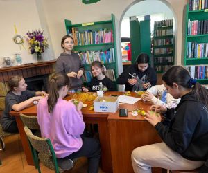 Na zdjęciu widoczna jest młodzież podczas warsztatów plastycznych.