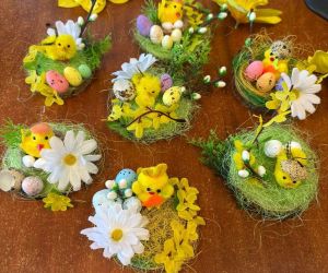 Na zdjęciu widocznych jest kilka stroików wielkanocnych.