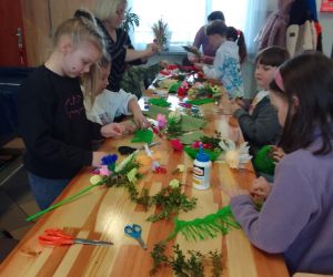 Na zdjęciu widoczne są dzieci podczas warsztatów wielkanocnych.