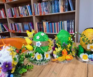 Na zdjęciu widocznych jest kilka stroików wielkanocnych.