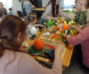 Na zdjęciu widoczne są dzieci podczas warsztatów wielkanocnych.