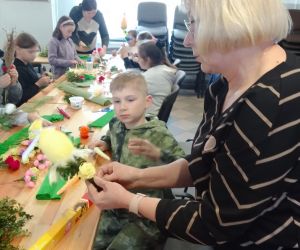 Na zdjęciu widoczne są dzieci podczas warsztatów wielkanocnych.