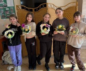 Na zdjęciu widoczna jest grupa młodzieży prezentująca wianki wiosenne