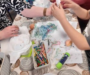 Na zdjęciu widoczne są dzieci podczas warsztatów wielkanocnych.