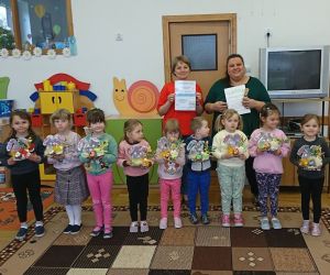 Na zdjęciu widoczna jest grupa przedszkolaków prezentująca stroiki wielkanocne.