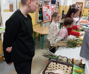 Uczniowie na kiermaszu wielkanocnym