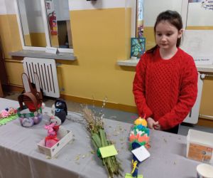 Uczennica przy stoisku na kiermaszu 