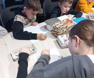 uczniowie podczas warsztatów