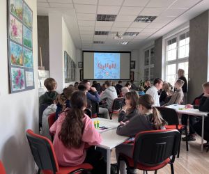 uczniowie słuchają opowiadania