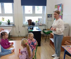 Uczniowie przygotowują się do warsztatów