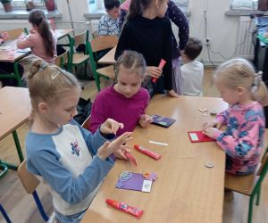 Uczniowie wykonują kartki