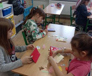 Uczniowie wykonują kartki