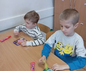 Uczniowie wykonują kartki