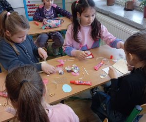 Uczniowie wykonują kartki