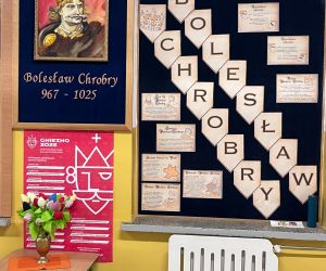 okolicznościowa gazetka na szkolnym korytarzu