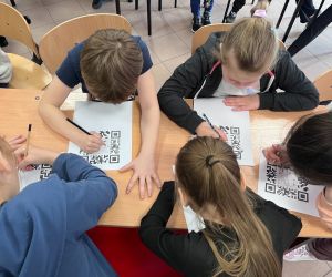 uczniowie rozwiązują hasło za pomocą kodu qr