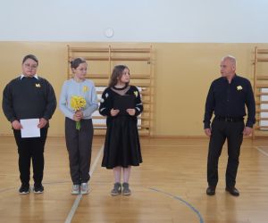 Uczniowie z Samorządu występujący na apelu