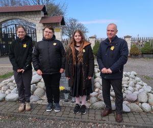 Uczniowie z Panem Dyrektorem pozujący do zdjęcia