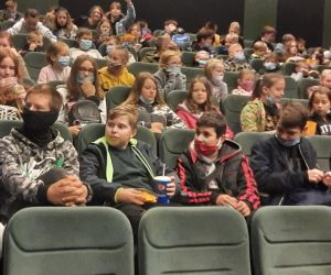 Uczniowie czekają na seans w sali kinowej