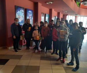 Uczniowie z nauczycielami w kinie Stylowy w Zamościu