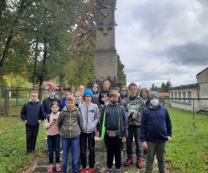 Uczniowie w Bondyrzu przy Pomniku Pracowników Fabryki Mebli, którzy polegli w latach 1939-1944