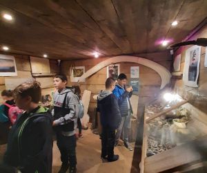 Wizyta  w chacie w Guciowie, uczniowie oglądają skamieniałości i minerały.