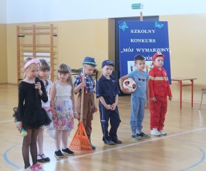 Przedszkolaki prezentują wybrane zawody 