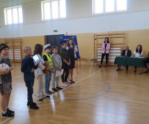 Uczniowie klasy III przedstawiają zawody