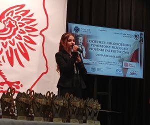 Uczennica na scenie podczas śpiewu