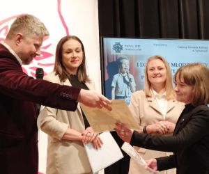 Uczennica odbiera nagrodę specjalną