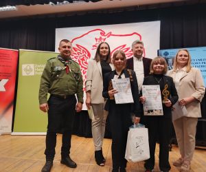  Uczennice naszej szkoły razem z Komisją Konkursową oraz pomysłodawcą Konkursu