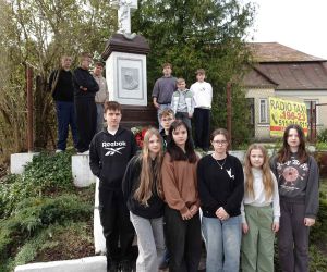 Uczniowie przy pomniku Stanisława Staszica w Dziekanowie