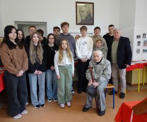 Uczniowie na wystawie poświęconej Towarzystwu Rolniczemu Hrubieszowskiemu w Izbie Staszicowskiej w Jarosławcu wraz z jej kustoszem