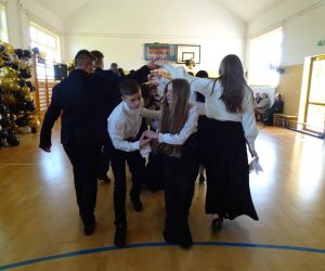 Uczniowie w układzie tanecznym Poloneza