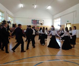 Uczniowie w układzie tanecznym Poloneza