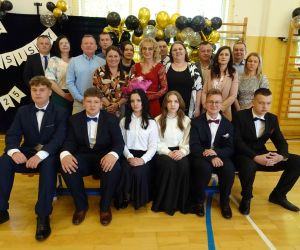 Wychowawca z uczniami klasy VIII i ich rodzicami