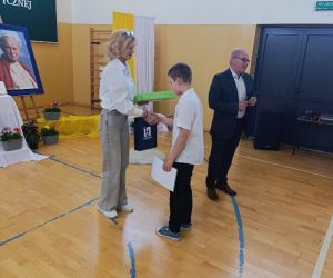 Uczeń klasy czwartej odbiera nagrodę