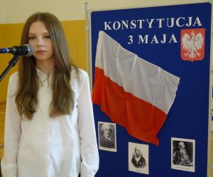 Uczennica klasy siódmej recytuje przy mikrofonie