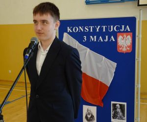 Uczeń klasy siódmej recytuje przy mikrofonie