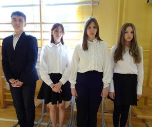 Uczniowie klasy siódmej podczas śpiewania hymnu państwowego